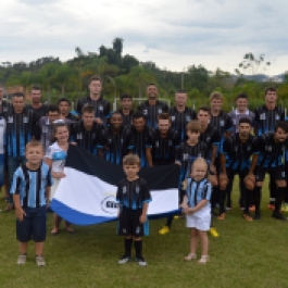O Grêmio entrou em campo com Wagner; Silvinho, Jandir, João Pedro e Wesley; Bidinha, Abu, Bruno e Juninho; Renatinho e Cleiton. (Foto: Lucas Gabriel Cardoso)